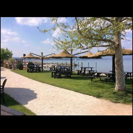 A Due Passi Dal Lago